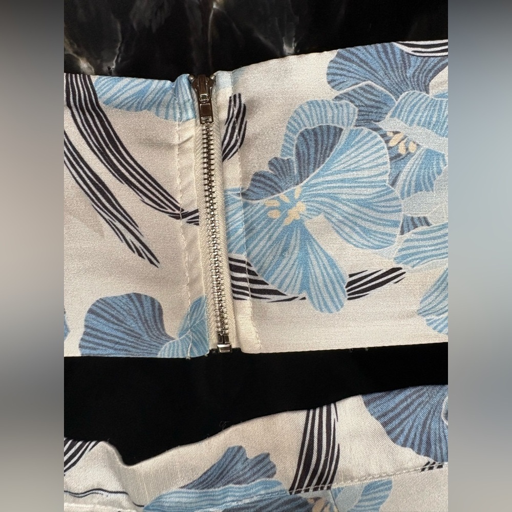 American threads Women’s floral Shorts set White Blue size, Small preloved - Picture 8 of 10